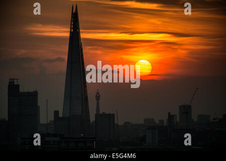 London, UK. 30. Juli 2014. Der Shard Gebäude in London gesehen während einer dramatischen Sonnenuntergang über der Stadt Credit: Guy Corbishley/Alamy Live News Stockfoto