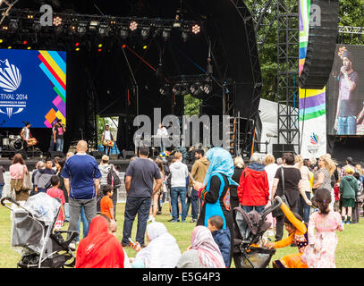 Glasgow, Schottland, Großbritannien. 30. Juli 2014. Ein Zuschauer Glasgow Dholis auf der Bühne während der Mela Glasgow Green, Teil des Festivals 2014, ein Kulturfestival parallel mit der Commonwealth Games in Glasgow, Schottland. Stockfoto