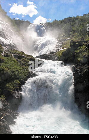 Wasserfall Kjosfossen Flåmbahn am Bahnhof, Flåmsdalen, Aurland, Flåm, Sognefjorden, Sogn Og Fjordane, Vestlandet, Norwegen Stockfoto