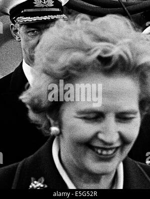 PORTSMOUTH, ENGLAND. FÜHRER DER OPPOSITION MP MARGARET THATCHER BESUCHE KRIEGSSCHIFF HMS ANTRIM. FOTO: JONATHAN EASTLAND/AJAX Stockfoto