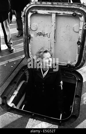 PORTSMOUTH, ENGLAND. FÜHRER DER OPPOSITION MP MARGARET THATCHER BESUCHE KRIEGSSCHIFF HMS ANTRIM. FOTO: JONATHAN EASTLAND/AJAX Stockfoto