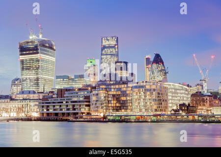 Der Londoner Financial & Geschäftsviertel, Skyline zeigt Gherkin, Cheesegrater und Walkie Talkie Gebäude, London, UK Stockfoto