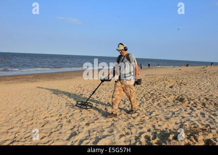 ein Mann, Scannen mit Metalldetektor Gorleston Strand entlang, Schatzsucher, Stockfoto