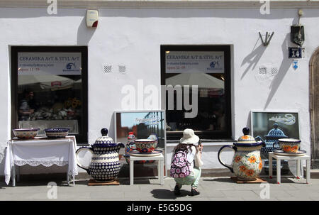 Touristen, die mit dem Fotografieren eines Keramik-Shops in Warschau Stockfoto