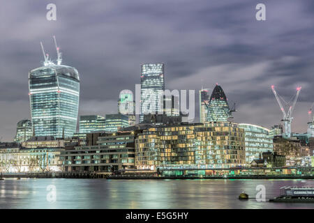 Der Londoner Financial & Geschäftsviertel, Skyline zeigt Gherkin, Cheesegrater und Walkie Talkie Gebäude, London, UK Stockfoto