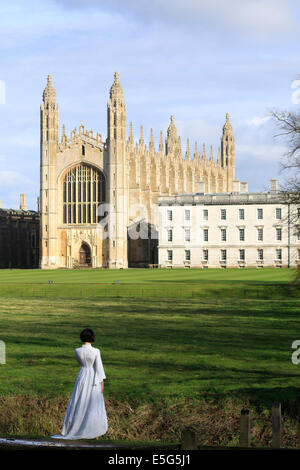 Eine junge Frau gekleidet in weißen Blick auf Kings College Chapel und die Rücken, Cambridge, England, UK Stockfoto