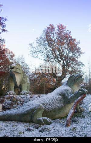 Eine Iguandon im 19. Jahrhundert von Bildhauer Benjamin Waterhouse Hawkins, Dinosaurier, Crystal Palace Park, im Schnee. Von Richard Owen in Betrieb genommen Stockfoto