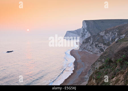 Klippen und einem Strand an der Jurassic Coast in der Nähe von Durdle Door bei Sonnenuntergang, Dorset, England, UK Stockfoto