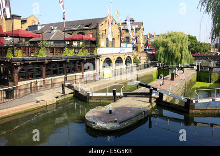 Großbritannien, London, Camden, Regent's Canal aus dem 19. Jahrhundert, Camden Lock & Warehouses, Dingwalls Rock Veranstaltungsort (über Bögen) und der Kanal Eingang zum Camden Market Stockfoto