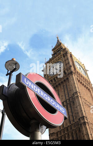 Ein u-Bahn-Zeichen und der Queen Elizabeth Tower (Big Ben) in London, England, UK Stockfoto