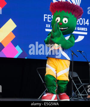 Glasgow, Schottland. 30. Juli 2014.  Clyde, das Maskottchen der Glasgow Commonwealth Games, erscheinen in Glasgow Green im Rahmen des Festivals 2014, ein Kulturfestival, das parallel zu den Spielen in Glasgow, Schottland. Stockfoto