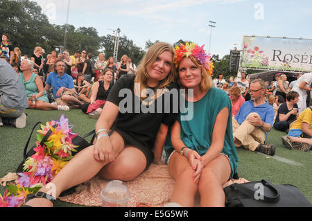 Stockholm, Schweden. 30. Juli 2014. Menschen nehmen Teil in der Stockholm Pride Week 2014 30. Juli 2014 in Stockholm, Schweden, statt. Stockholm Pride Week 2014 begann mit einer großen Feier in einem Sport-Center in der Hauptstadt von Schweden am Mittwoch. Headliner der Veranstaltung wurde Conchita Wurst, Gewinner des Eurovision Song Contest-Durchführung von 2014. Mehrere Veranstaltungen werden während der Woche stattfinden. Bildnachweis: Rob Schoenbaum/Xinhua/Alamy Live-Nachrichten Stockfoto