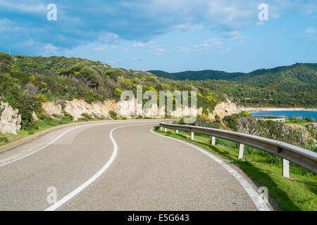 Kurvenreiche Straße entlang der Küste in Teulada, Sardinien, Italien Stockfoto