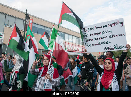 Montreal, Kanada. 30. Juli 2014. Ward nahm auf die Straße zu protestieren gegen die kontinuierliche Bombardierung des Gazastreifens, die in einer wachsenden Zahl von palästinensischen zivilen Casulaties resultiert. Bildnachweis: Megapress/Alamy Live-Nachrichten Stockfoto