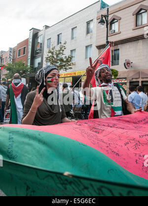 Montreal, Kanada. 30. Juli 2014. Ward nahm auf die Straße zu protestieren gegen die kontinuierliche Bombardierung des Gazastreifens, die in einer wachsenden Zahl von palästinensischen zivilen Casulaties resultiert. Bildnachweis: Megapress/Alamy Live-Nachrichten Stockfoto