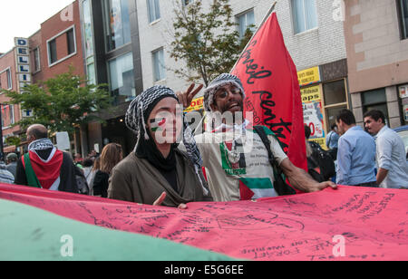 Montreal, Kanada. 30. Juli 2014. Ward nahm auf die Straße zu protestieren gegen die kontinuierliche Bombardierung des Gazastreifens, die in einer wachsenden Zahl von palästinensischen zivilen Casulaties resultiert. Bildnachweis: Megapress/Alamy Live-Nachrichten Stockfoto