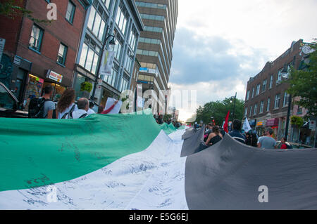 Montreal, Kanada. 30. Juli 2014. Ward nahm auf die Straße zu protestieren gegen die kontinuierliche Bombardierung des Gazastreifens, die in einer wachsenden Zahl von palästinensischen zivilen Casulaties resultiert. Bildnachweis: Megapress/Alamy Live-Nachrichten Stockfoto