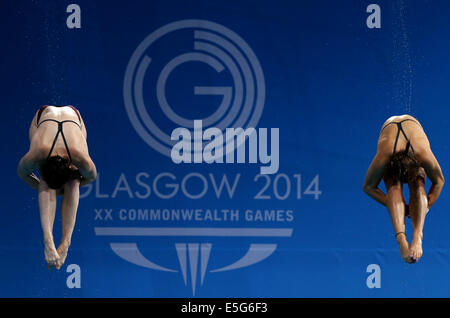 Edinburgh, Schottland. 30. Juli 2014. Alicia Blagg/Rebecca Gallantree von England konkurrieren während der Frauen synchron 3m Sprungbrett Finale des Tauchens auf die Glasgow Commonwealth-Spiele 2014 in Royal Commonwealth Pool in Edinburgh, Schottland am 30. Juli 2014. Alicia Blagg/Rebecca Gallantree gewann die Goldmedaille mit einem total 300.24. Bildnachweis: Han Yan/Xinhua/Alamy Live-Nachrichten Stockfoto