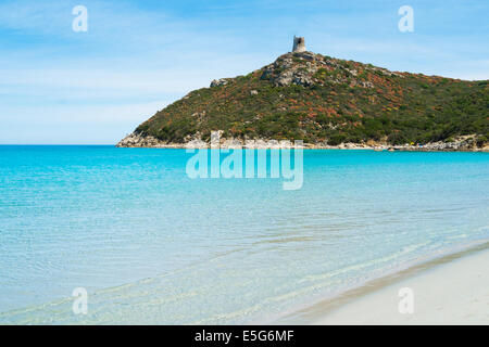 Strand von Porto Giunco mit spanischen Turm in Villasimius, Sardinien, Italien Stockfoto