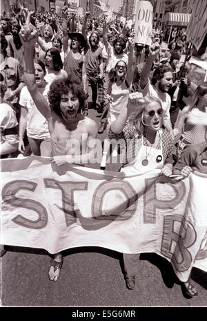 Anti-kriegs-Demonstranten auf der Straße in San Francisco mit dem Krieg in Vietnam noch immer, und Richard Nixon Präsident der Vereinigten Staaten versprechen, den Krieg zu beenden. Stockfoto