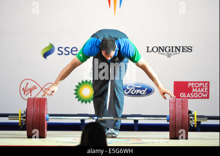 Glasgow, Schottland. 30. Juli 2014. Mitglied der technischen Personals Positionierung die Gewichte vor einen Aufzug von Athleten bei der XX Commonwealth Games Credit: Michael Preston/Alamy Live News Stockfoto