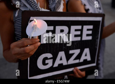 Washington, DC, USA. 30. Juli 2014. Menschen besuchen eine Kerzenlicht-Mahnwache für Palästinenser, die in aktuellen militärischen Operationen Israels im Gaza-Streifen vor dem weißen Haus in Washington, DC, USA, 30. Juli 2014 ihr Leben verloren. Bildnachweis: Yin Bogu/Xinhua/Alamy Live-Nachrichten Stockfoto