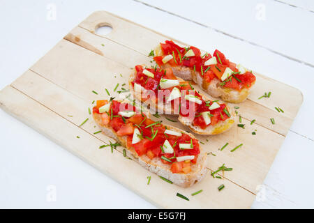 Verzehrfertige italienische Bruschetta mit Tomaten und Rosmarin Stockfoto