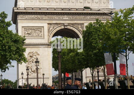 Panzer und Soldaten vor dem Arc de Triomphe auf der Avenue des Champs Elysees warten Militärparade am Nationalfeiertag Stockfoto
