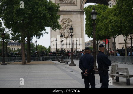 Panzer und Soldaten vor dem Arc de Triomphe auf der Avenue des Champs Elysees in Paris wartet auf Militärparade am Nationalfeiertag Stockfoto