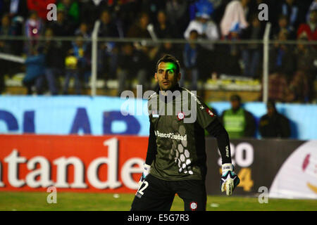 La Paz, Bolivien. 30. Juli 2014.  Ein Fan glänzt einen Laserstrahl Stift im Auge des San Lorenzo Torhüter Sebastián Torrico als er bereitet sich auf einen Eckball, während ein zweites Standbein ein Halbfinale Copa Libertadores 2014 entsprechen, im Stadion Hernando Siles. Bildnachweis: James Brunker / Alamy Live News Stockfoto
