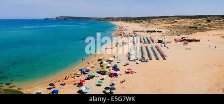 Panorama von Torre dei Corsari Strand entlang der grünen Küste, West Sardinien, Italien Stockfoto