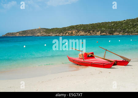 Rot Ruderboot am Strand von Tuerredda entlang der Küste von Teulada, Sardinien, Süditalien Stockfoto