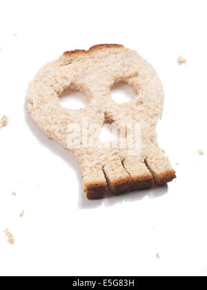 Schädel aus Brot isoliert auf weißem Hintergrund gemacht Stockfoto