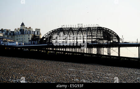 Eastbourne, Sussex, UK. 31. Juli 2014.  Die verschlungenen Wrack von Eastbourne Pier heute Morgen übermorgen tfire Stockfoto