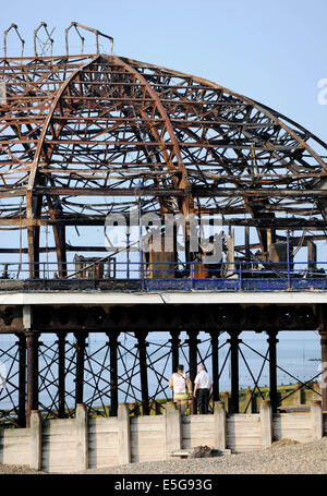 Eastbourne, Sussex, UK. 31. Juli 2014.  Die verschlungenen Wrack von Eastbourne Pier heute Morgen übermorgen tfire Stockfoto