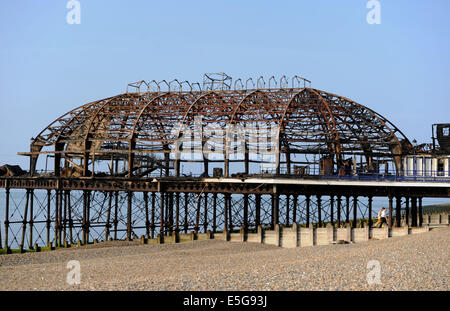 Eastbourne, Sussex, UK. 31. Juli 2014.  Die verschlungenen Wrack von Eastbourne Pier heute Morgen übermorgen tfire Stockfoto