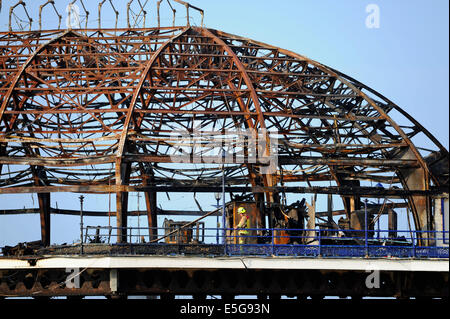 Eastbourne, Sussex, UK. 31. Juli 2014.  Die verschlungenen Wrack von Eastbourne Pier heute Morgen übermorgen tfire Stockfoto