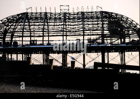 Eastbourne, Sussex, UK. 31. Juli 2014.  Die verschlungenen Wrack von Eastbourne Pier heute Morgen übermorgen tfire Stockfoto