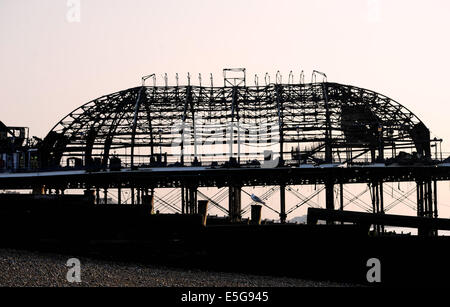 Eastbourne, Sussex, UK. 31. Juli 2014.  Die verschlungenen Wrack von Eastbourne Pier heute Morgen übermorgen tfire Stockfoto