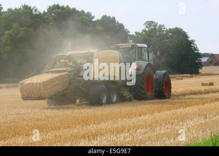 Trecker Traktor Stroh Strohballen Strohernte Weizen Roggen Landwirtschaftsartikeln Feld Weizenfeld Investmentfirmen Roggenfeld Ballen Ernte Weizenernt Stockfoto