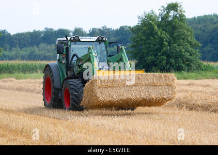 Trecker Traktor Stroh Strohballen Strohernte Weizen Roggen Landwirtschaftsartikeln Feld Weizenfeld Investmentfirmen Roggenfeld Ballen Ernte Weizenernt Stockfoto