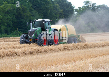 Trecker Traktor Stroh Strohballen Strohernte Weizen Roggen Landwirtschaftsartikeln Feld Weizenfeld Investmentfirmen Roggenfeld Ballen Ernte Weizenernt Stockfoto