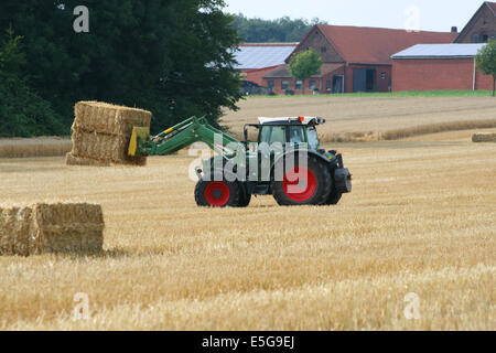 Trecker Traktor Stroh Strohballen Strohernte Weizen Roggen Landwirtschaftsartikeln Feld Weizenfeld Investmentfirmen Roggenfeld Ballen Ernte Weizenernt Stockfoto