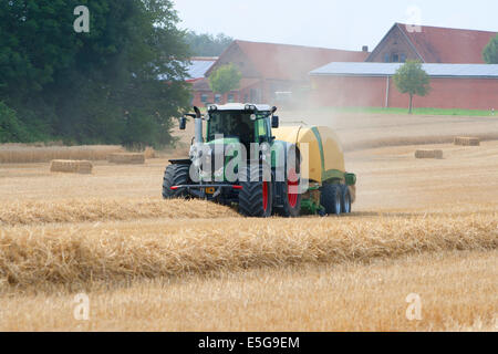 Trecker Traktor Stroh Strohballen Strohernte Weizen Roggen Landwirtschaftsartikeln Feld Weizenfeld Investmentfirmen Roggenfeld Ballen Ernte Weizenernt Stockfoto