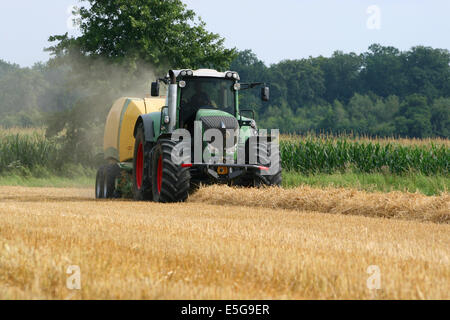 Trecker Traktor Stroh Strohballen Strohernte Weizen Roggen Landwirtschaftsartikeln Feld Weizenfeld Investmentfirmen Roggenfeld Ballen Ernte Weizenernt Stockfoto