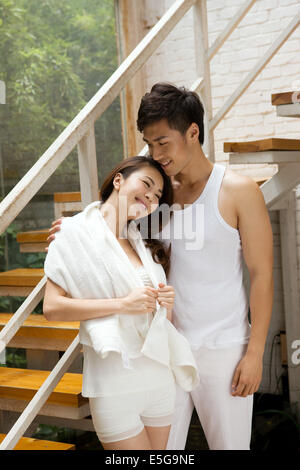 Junges Paar stand neben Treppen Stockfoto