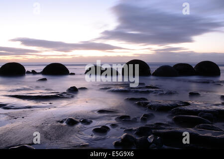 Sonnenaufgang am Koekohe Strand mit den Moeraki Boulders Stockfoto