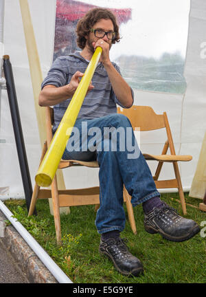 Ein Didgeridoo-Spieler, spielt eine moderne Version des traditionellen australischen Instruments Stockfoto