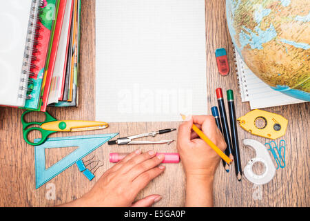 Draufsicht der Schule Zubehör auf dem Schreibtisch Stockfoto