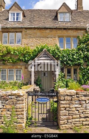 Ziemlich Stein Ferienhaus im Zentrum des Dorfes, Lower Slaughter, Cotswolds, Gloucestershire, England, Vereinigtes Königreich, West-Europa. Stockfoto